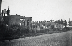 604215 Gezicht op enkele tijdens de Tweede Wereldoorlog verwoeste huizen te Rhenen.